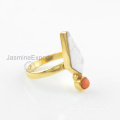 Anillo de oro blanco de 18k Howlite, anillo coralino hermoso de la piedra preciosa